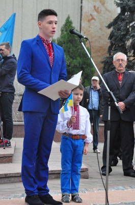 Державний прапор у Чернівцях піднімали діти загиблого бійця АТО (ФОТО)