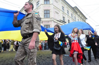 Державний прапор у Чернівцях піднімали діти загиблого бійця АТО (ФОТО)