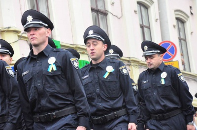 Державний прапор у Чернівцях піднімали діти загиблого бійця АТО (ФОТО)