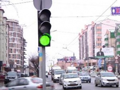 У Чернівцях відкоригували роботу світлофора на розі вулиць Героїв Майдану і Каспрука