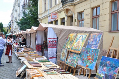 На Театральній площі Чернівців - виставка-ярмарок буковинських майстрів (ФОТО)