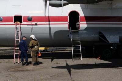 У аеропорті Чернівців з літака евакуювали пасажирів (ФОТО)