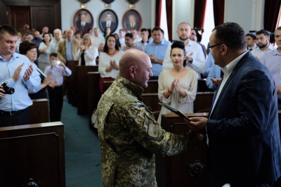 До Дня незалежності у мерії Чернівців відзначили чернівецьких героїв