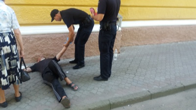 Чоловік заснув на вулиці в Чернівцях: як йому допомагали поліцейські