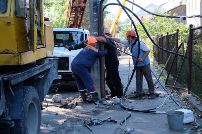 На вулиці у Чернівцях автокран збив кілька стовпів (ФОТО)