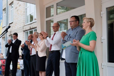 Яценюк і міністр освіти відкрили навчальний комплекс у Чернівцях (ФОТО)