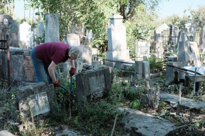 Волонтери з Німеччини прибирають кладовище у Чернівцях (ФОТО)