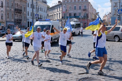 Легкоатлети пробіглися вулицями Чернівців у рамках естафети "Всесвітній біг заради гармонії" (ФОТО)