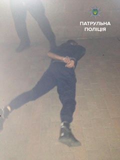 У Чернівцях затримали двох п’яних "мажорів", які лаялись у бік полісменів (ФОТО)