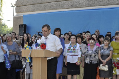 Завершення лінійки у школі Яценюка школярі зустріли вигуками: "Ура!"