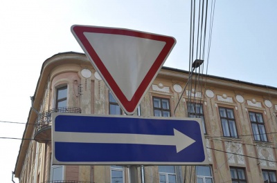 На вулиці Хмельницького у Чернівцях встановлюють дорожні знаки (ФОТО)