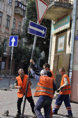 На вулиці Хмельницького у Чернівцях встановлюють дорожні знаки (ФОТО)