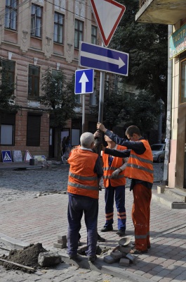 На вулиці Хмельницького у Чернівцях встановлюють дорожні знаки (ФОТО)