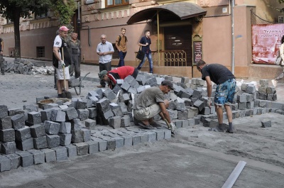 Залишилось докласти бруківку: комунальник розповів про стадію ремонту вулиці Хмельницького