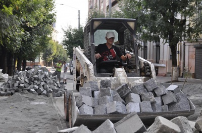 Залишилось докласти бруківку: комунальник розповів про стадію ремонту вулиці Хмельницького