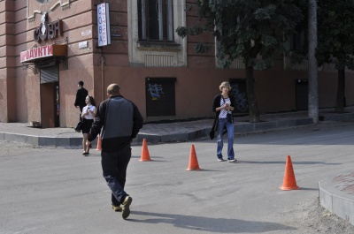 Залишилось докласти бруківку: комунальник розповів про стадію ремонту вулиці Хмельницького