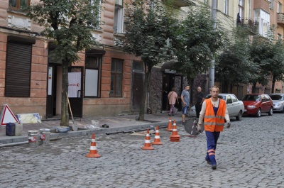 Залишилось докласти бруківку: комунальник розповів про стадію ремонту вулиці Хмельницького