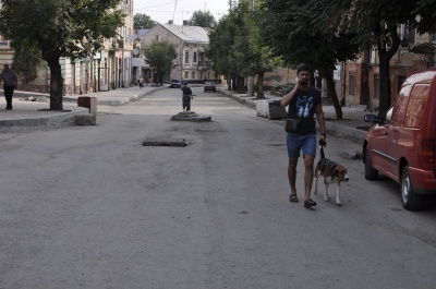 Залишилось докласти бруківку: комунальник розповів про стадію ремонту вулиці Хмельницького