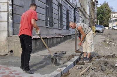 Залишилось докласти бруківку: комунальник розповів про стадію ремонту вулиці Хмельницького