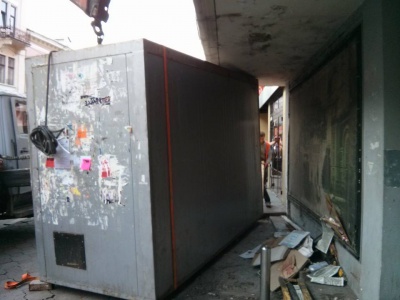 У центрі Чернівців демонтували ще один незаконний кіоск (ФОТО)