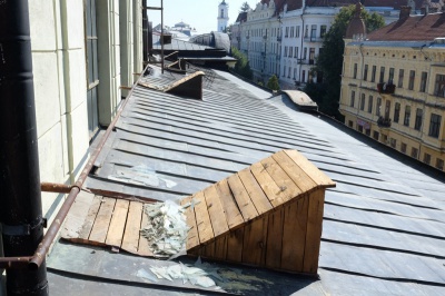 У Чернівцях на 2 роки засудили чоловіка, який з даху драмтеатру викрав бляху