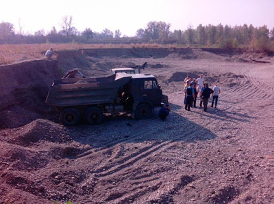 На Буковині затримали чотирьох осіб, які незаконно добували корисні копалини біля річки Прут