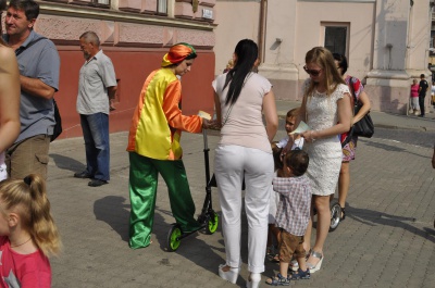 У Чернівцях малечу зустрічали клоун на самокаті та мавпочка (ФОТО)