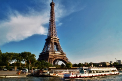 ЗМІ: У Франції терористки планували теракт біля Ейфелевої вежі