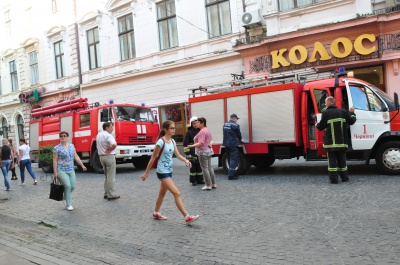 "Дим виходить з квартири на 3 поверсі": рятувальники прибули у центр Чернівців гасити пожежу