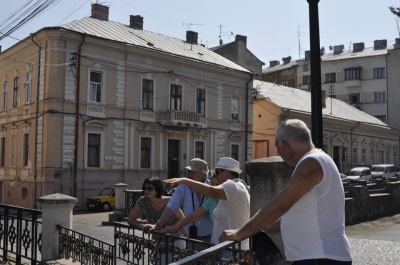 Вандали знову розписали історичну площу у Чернівцях (ФОТО)