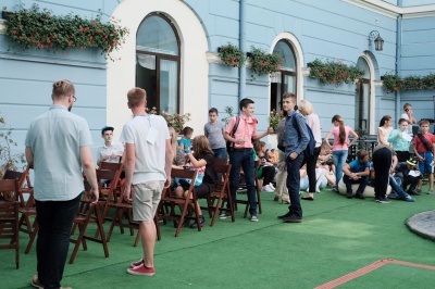 Роботи подають напої дітлахам: у дворику ратуші Чернівців розпочався «Start IT Fest»
