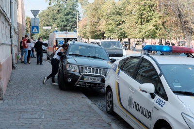 У центрі Чернівців джип збив на "зебрі" дівчину - у неї легка травма