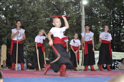 У Чернівцях на сцені жонглювали 14-кілограмовою булавою (ФОТО, ВІДЕО)