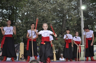 У Чернівцях на сцені жонглювали 14-кілограмовою булавою (ФОТО, ВІДЕО)