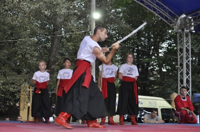 У Чернівцях на сцені жонглювали 14-кілограмовою булавою (ФОТО, ВІДЕО)