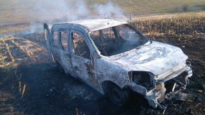 На Буковині посеред поля вщент згоріло авто