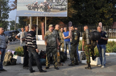 Деякі резервісти на Буковині, які повернулися з військових зборів, уклали контракти