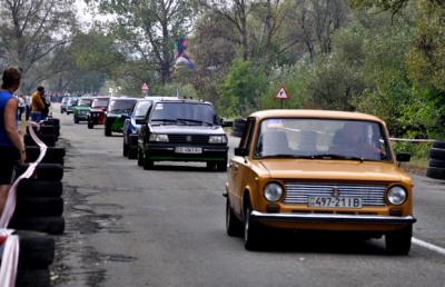 На Буковині ВАЗи нарівні з БМВ і Мерседесами змагалися у драг-рейсингу (ФОТО)