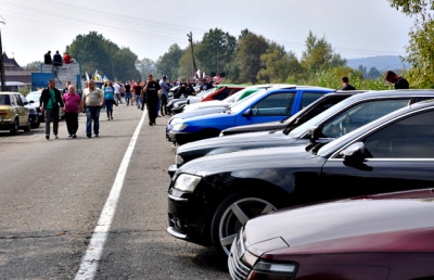 На Буковині ВАЗи нарівні з БМВ і Мерседесами змагалися у драг-рейсингу (ФОТО)