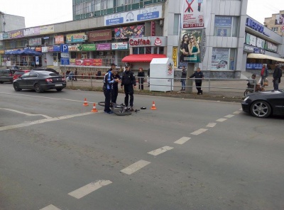 У Чернівцях водій збив велосипедиста на пішохідному переході та втік (Фото)