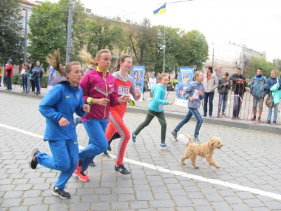 У Чернівцях бігли милю з візочками та собачками (ФОТО)