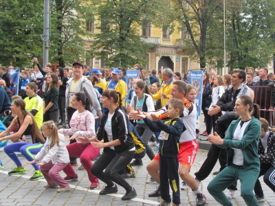 У Чернівцях бігли милю з візочками та собачками (ФОТО)