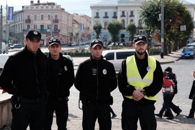 "Ми завжди їх пам'ятатимемо": у Чернівцях полісмени вшанували пам'ять загиблих колег (ФОТО)