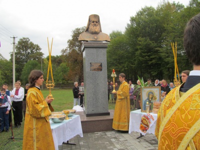 Першому митрополиту Буковини відкрили пам’ятник у його рідному селі (ФОТО)