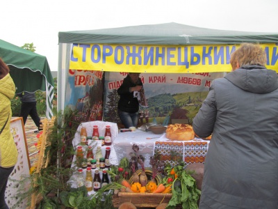 На "Буковинській осені" купували і продавали під співи і з розвагами (ФОТО)