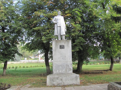 Пам’ятник пролетарському письменнику в Садгорі все ще стоїть