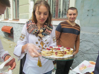 На "Святі гарбуза" в Чернівцях студенти збирали гроші для хворої дитини (ФОТО)