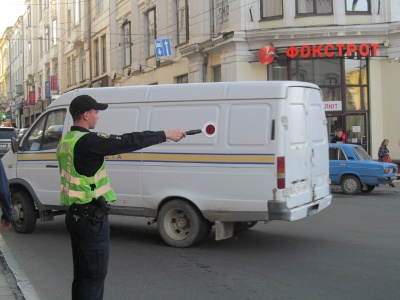 У центрі Чернівців аварія за участю таксі:рух ускладнено(ФОТО)