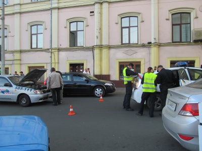 У центрі Чернівців аварія за участю таксі:рух ускладнено(ФОТО)