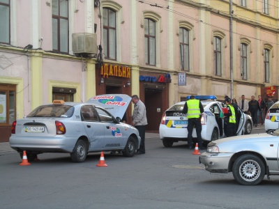 У центрі Чернівців аварія за участю таксі:рух ускладнено(ФОТО)